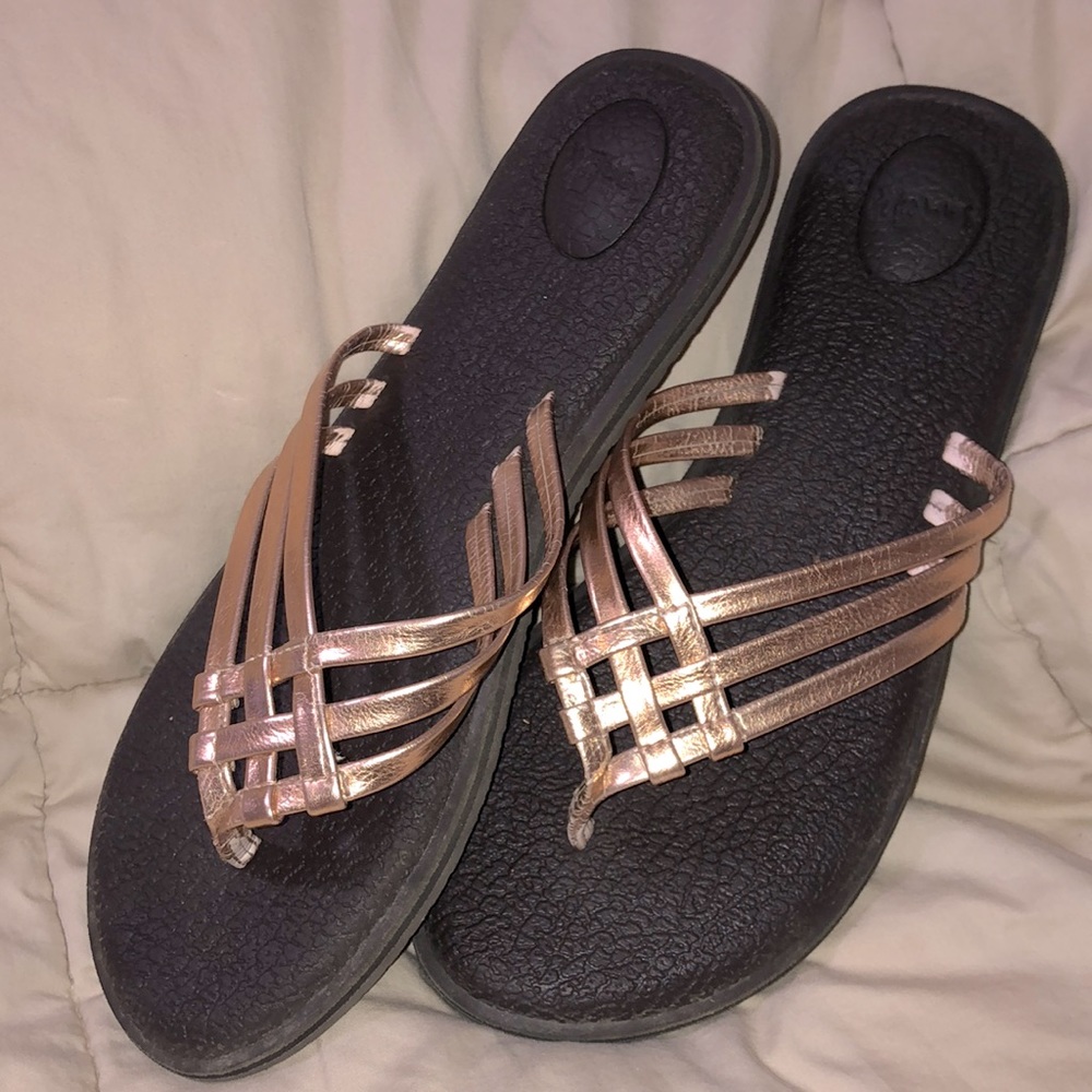 Shiny, Cushioned, Rose Gold, Strappy Sanuk Sandals w/Drk Brown Bottom🤩